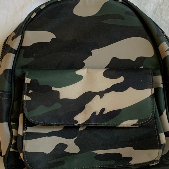 ✨SOLD✨Camo Mini Backpack - Picture 2 of 5